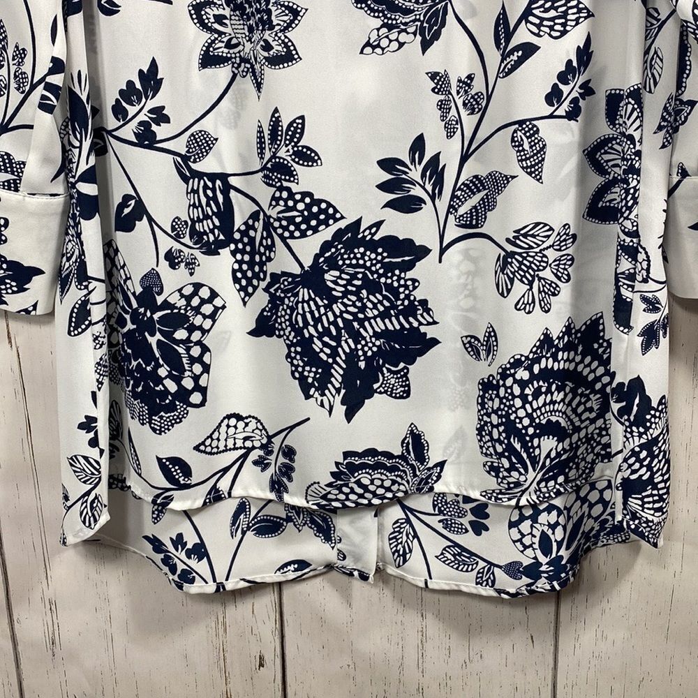 Banana Republic White Navy Floral Blouse 3/4 Sleeve Button Back Classic Size S - Picture 13 of 15